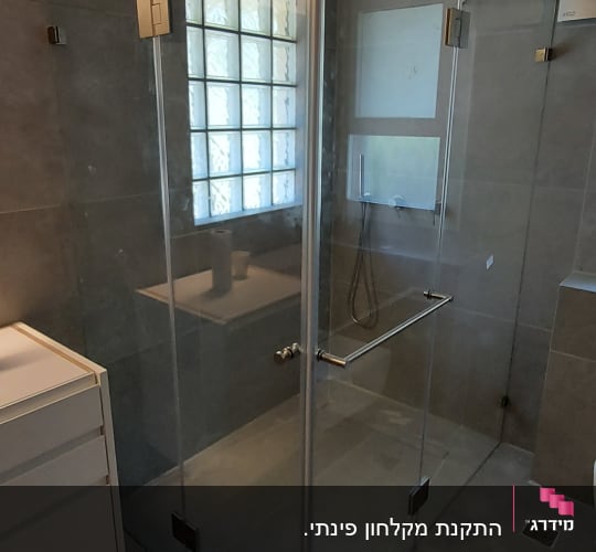מקלחון זכוכית עם ראש מקלחת מרובע